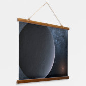 Exoplanet OGLE-2016-BLG-1195lb draait om een klein Hangend Wandkleed (Gebogen)