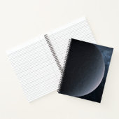 Exoplanet OGLE-2016-BLG-1195lb draait om een klein Notitieboek (Binnen)