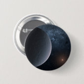 Exoplanet OGLE-2016-BLG-1195lb draait om een klein Ronde Button 5,7 Cm (Voorkant /achterkant)