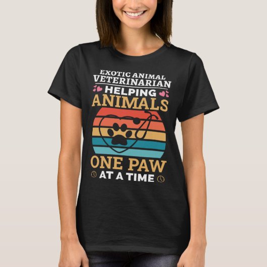 Exotic Animal Veterinarian Helping Animals One Paw T-shirt (Voorkant)