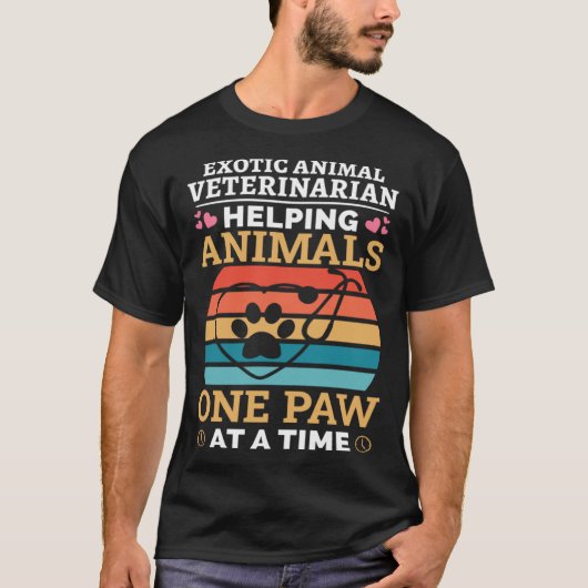 Exotic Animal Veterinarian Helping Animals One Paw T-shirt (Voorkant)