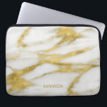 Exotic Gold en White Marble Abstract Pattern Laptop Sleeve<br><div class="desc">Een luxe look voor uw laptop of tabletapparaat, dit prachtige ontwerp heeft een exotisch abstract gouden en witte marmeren patroon met aardetintschaduwen en hoogtepunten. Een subtiel monogram is onderaan toegevoegd om het sleeve van de computer te personaliseren, maar laat het unieke patroon centraal staan. Bewerk de naam met uw gewenste...</div>