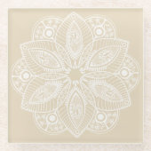 Exotisch wit Mandala op beige achtergrond Glazen Onderzetter (Voorkant)
