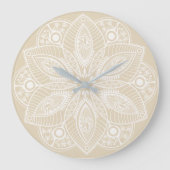 Exotisch wit Mandala op beige achtergrond Grote Klok (Voorkant)