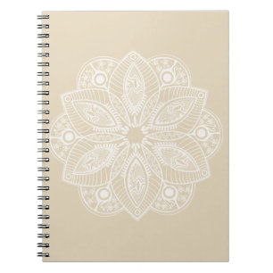 Exotisch wit Mandala op beige achtergrond Notitieboek