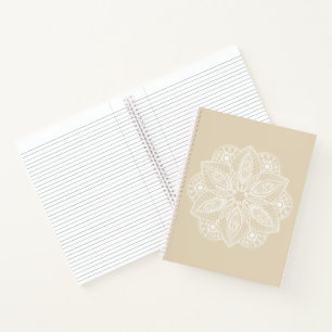 Exotisch wit Mandala op beige achtergrond Notitieboek