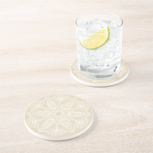 Exotisch wit Mandala op beige achtergrond Zandsteen Onderzetter (Zijkant)