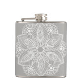 Exotisch wit Mandala op grijze achtergrond Heupfles (Voorkant)