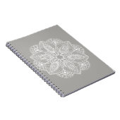 Exotisch wit Mandala op grijze achtergrond Notitieboek (Rechterzijde)