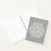 Exotisch wit Mandala op grijze achtergrond Notitieboek (Binnen)