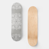 Exotisch wit Mandala op grijze achtergrond Persoonlijk Skateboard (Voorkant)