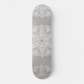 Exotisch wit Mandala op grijze achtergrond Persoonlijk Skateboard (Voorkant)