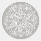 Exotisch wit Mandala op grijze achtergrond Ronde Sticker (Voorkant)