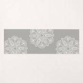 Exotisch wit Mandala op grijze achtergrond Yogamat (Voorkant (horizontaal))