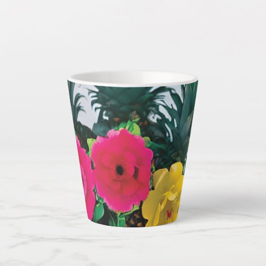 Exotische bloem met echte ananasaccent latte mok (Voorkant)