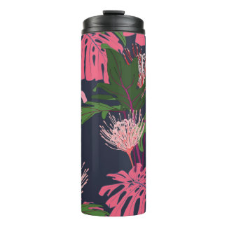 Exotische groene en roze tropische palmbladeren en thermosbeker