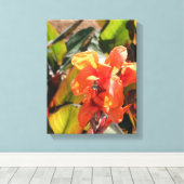 Exotische oranje bloem canvas afdruk (Insitu (Houten vloer))