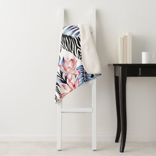 Exotische roze flamingo, zebra op achtergrond zome sherpa deken (In situ)