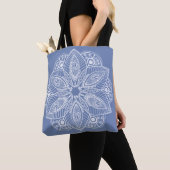 Exotische witte Mandala op blauwe achtergrond Canv Tote Bag (Dichtbij)