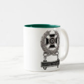 Expert Coffee Drinker Badge Tweekleurige Koffiemok (Voorkant rechts)