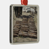 Explosieve apparaten worden geïdentificeerd en geï metalen ornament (Rechts)