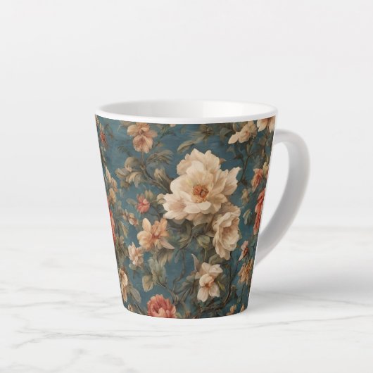 Exquise witte en weelderige koraalrode bloemen Latte Mok (Rechterhoek)