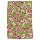 Exquisite Cherry Blossom Florals op Chartreuse Medium Cadeauzakje (Voorkant)
