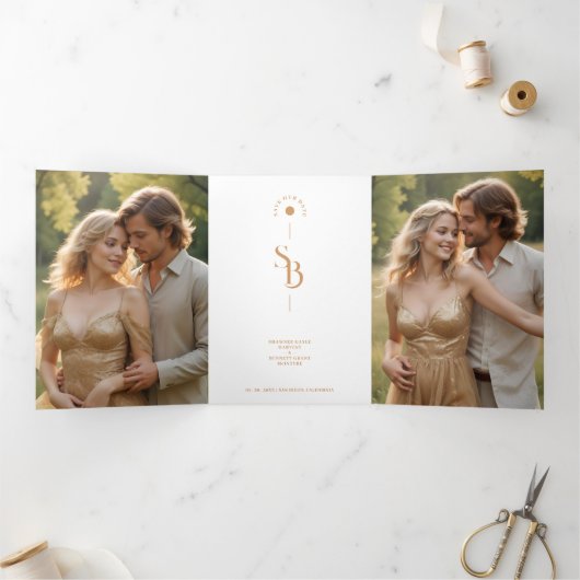 Exquisite Elegant Minimalist Gold Wedding Initials Drieluik Uitnodiging (Binnen)