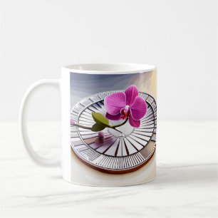 Exquisite roze orchidee Rests op zilver Bord Koffiemok