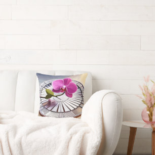 Exquisite roze orchidee Rests op zilver Bord Kussen