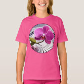 Exquisite roze orchidee Rests op zilver Bord T-shirt (Voorkant)