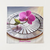 Exquisite roze orchidee Rests op zilver Bord Wandkleed (Voorkant)