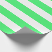 Extra grote lichtgroene en witte strepen cadeaupapier (Hoek)