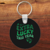 Extra Lucky Zwangerschapsaankondiging St. Patrick' Sleutelhanger (Voorkant)