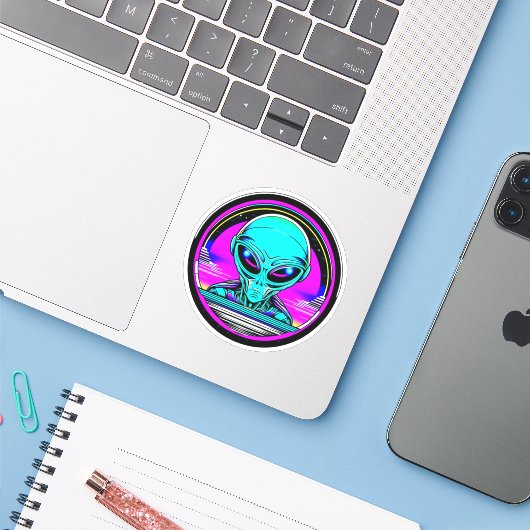 Extra Terrestrial Alien Vliegen Een UFO Sticker (Laptop met iPhone)