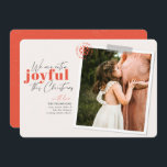 Extra vreugde Koraalzwangerschap Aankondiging Foto<br><div class="desc">Een moderne kaart met de boodschap "Wij zijn bijzonder blij met deze kerst" is perfect om de zwangerschap van uw familie aan te kondigen. Pas aan met uw namen,  favoriete afbeelding en een kort bericht. Kleurkoraal Afbeelding van Jessica Rockowits op Unsplash</div>