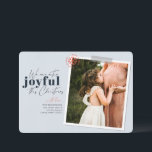 Extra vreugdevolle blauwe zwangerschapsaankondigin feestdagenkaart<br><div class="desc">Een moderne vakantiekaart met de tekst "We are extra joyful this Christmas" is perfect om de zwangerschap van uw familie aan te kondigen. Personaliseer met uw namen,  favoriete afbeelding en een kort bericht. Kleur Blauw Afbeelding van Jessica Rockowits op Unsplash</div>