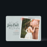 Extra vrolijke groene aankondiging van zwangerscha<br><div class="desc">Een moderne vakantiekaart met de tekst "We are extra joyful this Christmas" is perfect om de zwangerschap van uw familie aan te kondigen. Personaliseer met uw namen,  favoriete afbeelding en een kort bericht. Kleur Groen Afbeelding van Jessica Rockowits op Unsplash</div>