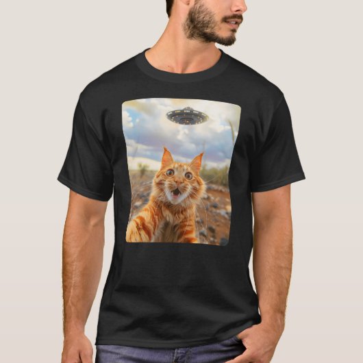 Extraterrestrial Encounter Cat Selfie with UFO (3) T-shirt (Voorkant)