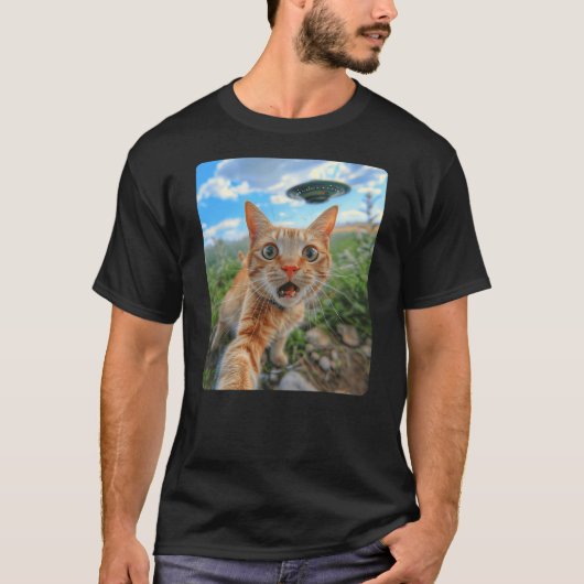 Extraterrestrial Encounter Cat Selfie with UFO T-shirt (Voorkant)