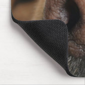 Extreem dichtbij een hondenneus. muismat (Hoek)