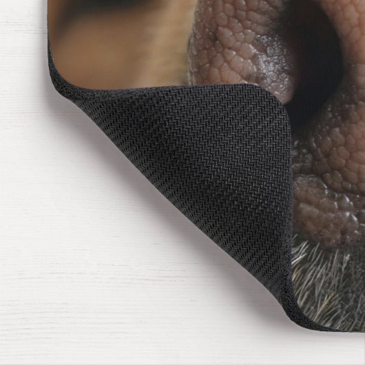 Extreem dichtbij een hondenneus. muismat (Hoek)