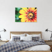 Extreme close-up van een bij die polen verzamelt canvas afdruk (Insitu (Slaapkamer))