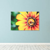 Extreme close-up van een bij die polen verzamelt canvas afdruk (Insitu (Houten vloer))