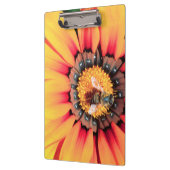 Extreme close-up van een bij die polen verzamelt klembord (Links)