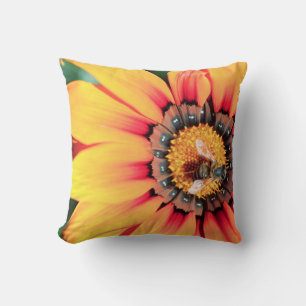 Extreme close-up van een bij die polen verzamelt kussen