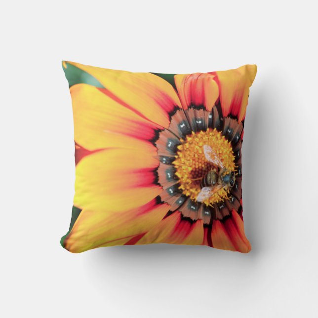 Extreme close-up van een bij die polen verzamelt kussen (Voorkant)