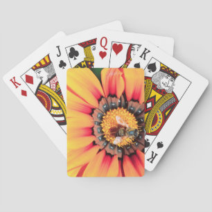 Extreme close-up van een bij die polen verzamelt speelkaarten