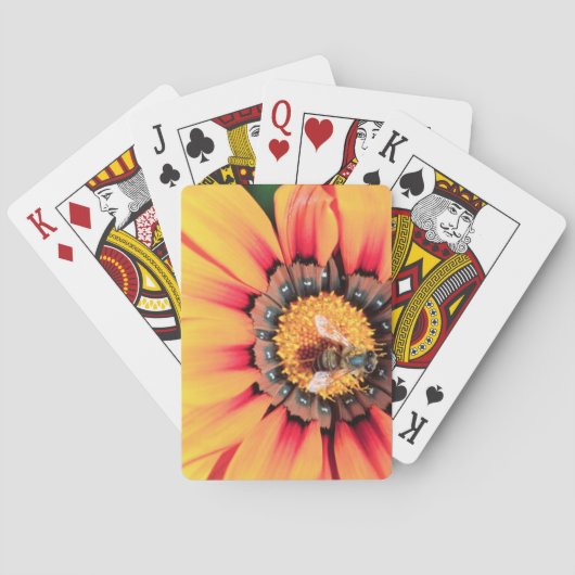 Extreme close-up van een bij die polen verzamelt speelkaarten (Achterkant)