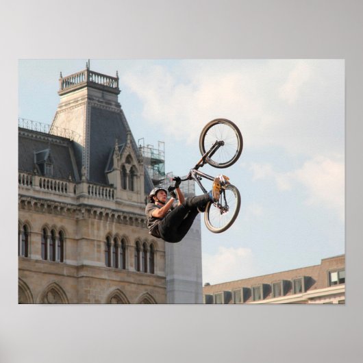 Extreme Sports Poster: Guy on Bike die Tricks doet Poster (Voorkant)